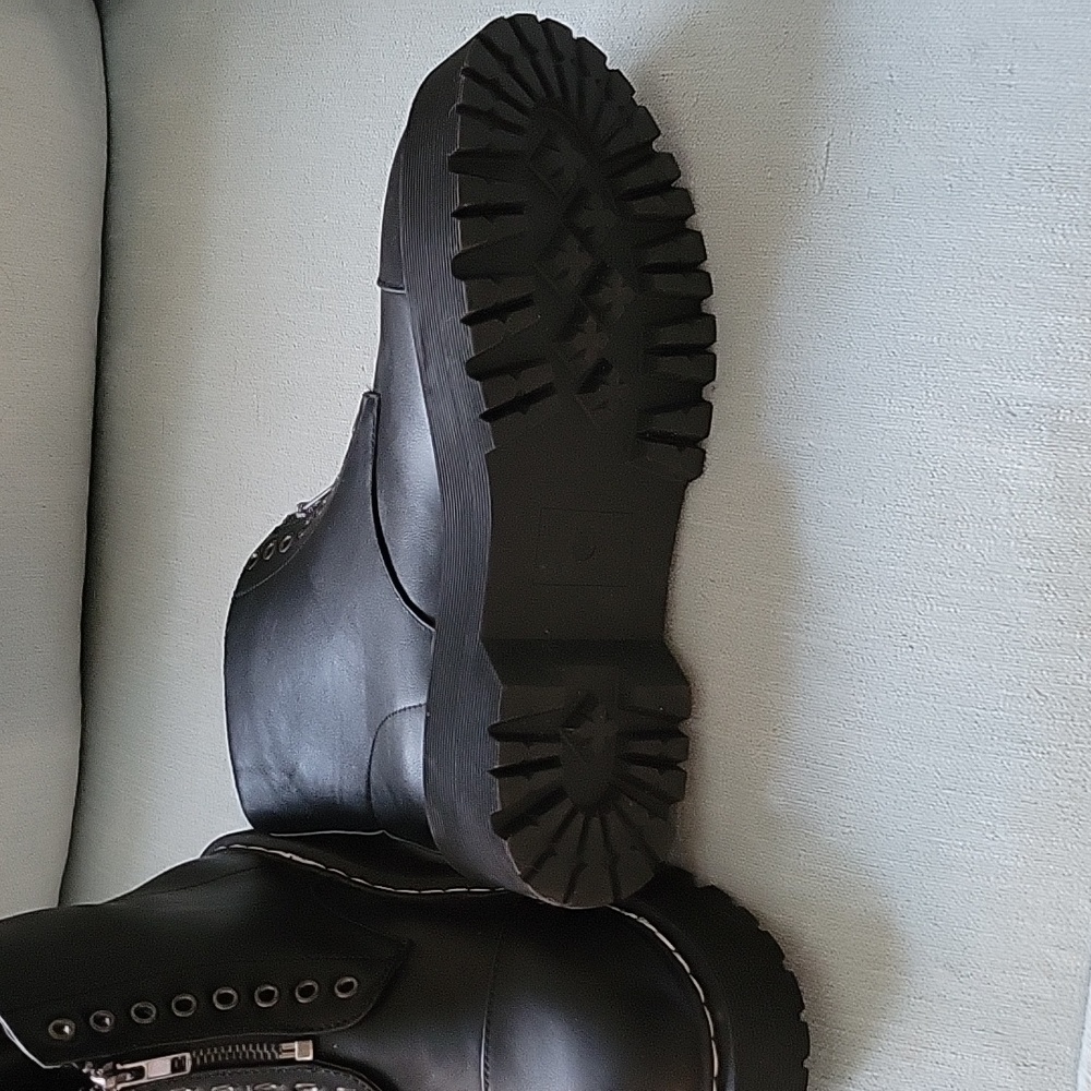 Boots - Picture 3 of 5
